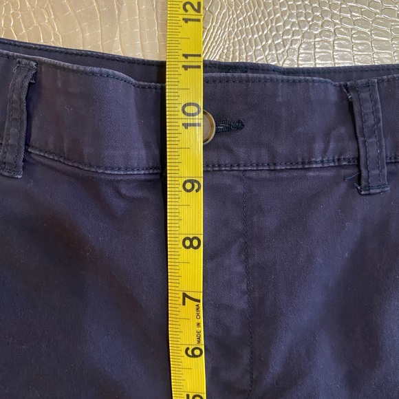 Gap size 4 Navy Blue Mid-Rise Bermuda Shorts Casual Relaxed Fit - Picture 8 of 9